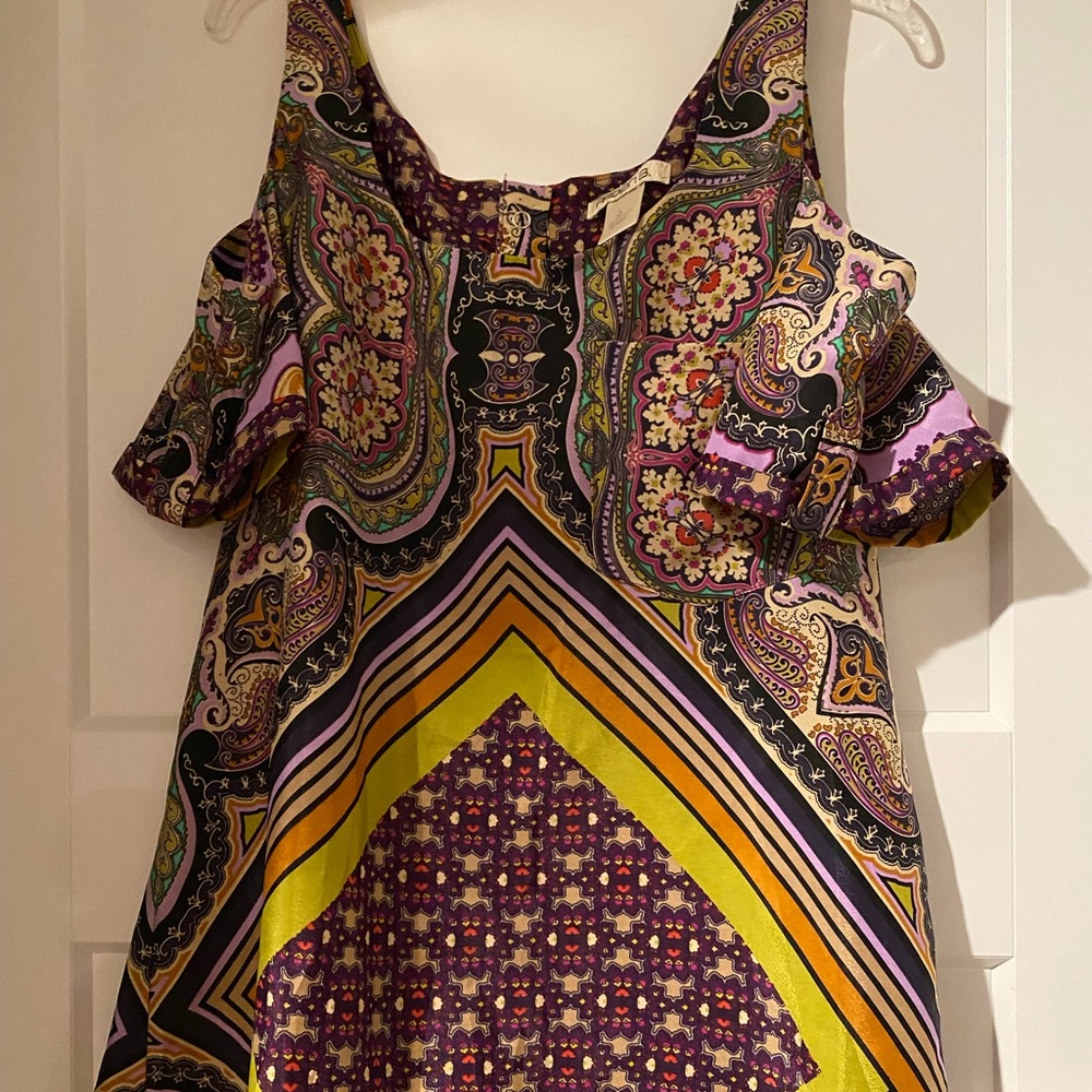 Arden B cold shoulder top. SZ Large